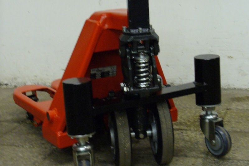 Nízkozdvižné vozíky / NV 23 s opornými kolesami