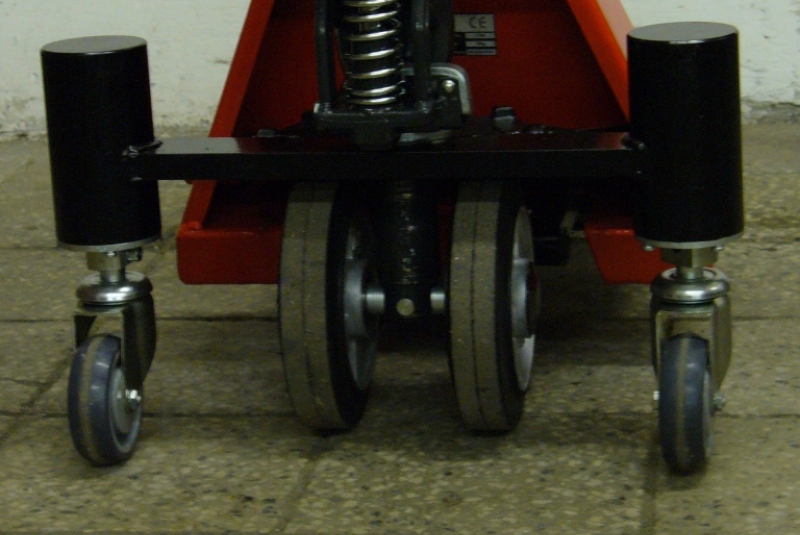 Nízkozdvižné vozíky / NV 23 s opornými kolesami